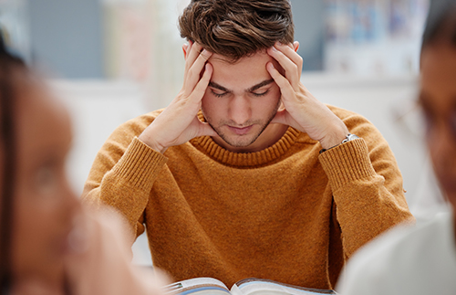 Mann mit Prüfungsstress